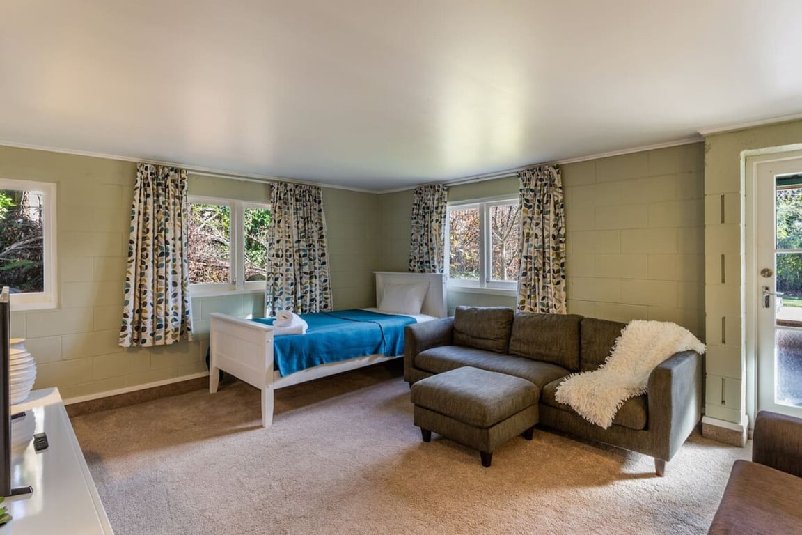 Two Mile Bay Getaway - Comfort & Convenience With Wi-Fi
