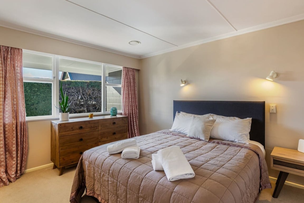 Two Mile Bay Getaway - Comfort & Convenience With Wi-Fi