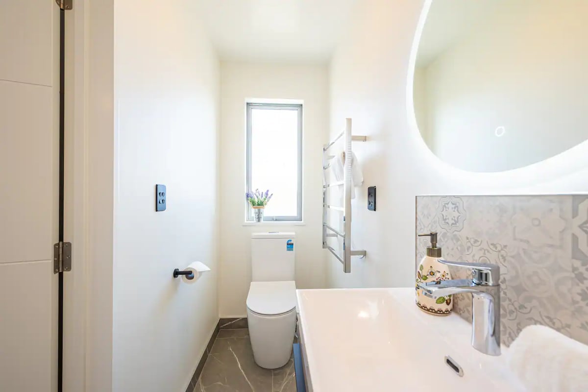 New, family friendly warm unit, free parking