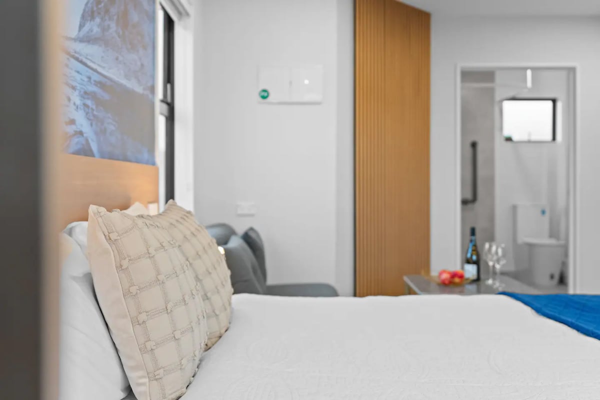 New warm 1 bedroom studio/unit1