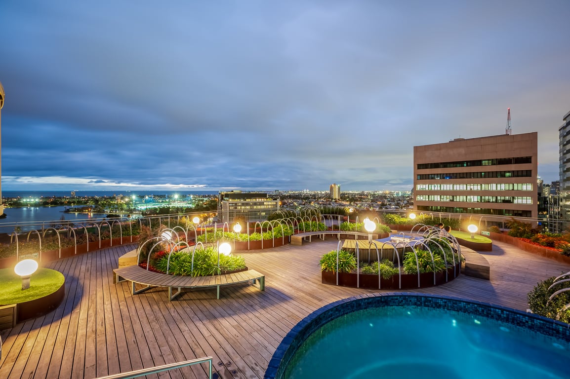 Unwind with Beautiful Albert Park and Hobsons Bay Views! 2 Bedrooms | 2 Bathrooms | Free Parking