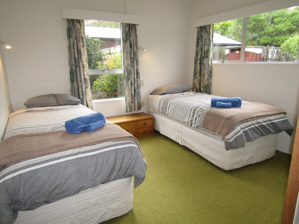 Classic Kiwi Bach By The Lake – Family Friendly In Five Mile Bay