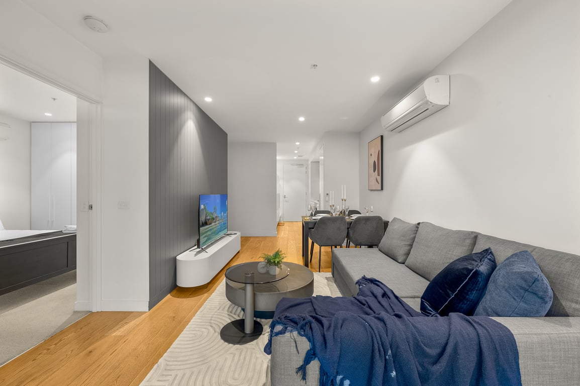 Unwind with Beautiful Albert Park and Hobsons Bay Views! 2 Bedrooms | 2 Bathrooms | Free Parking