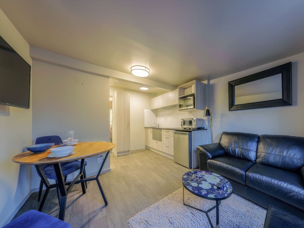 Cozy Corner at Jollies (Pet Friendly) 