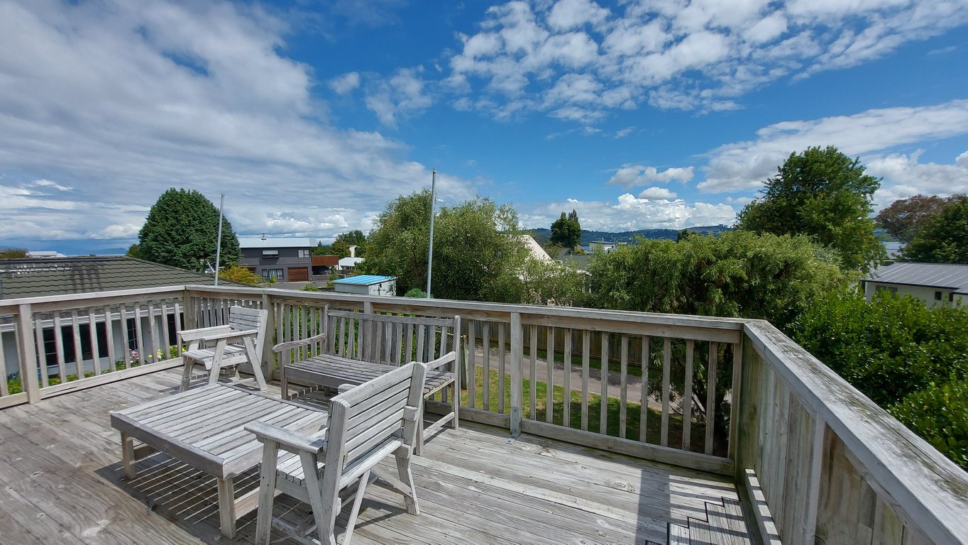 The Lake House - Wharewaka Point Bach
