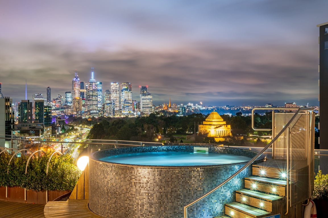 Unwind with Beautiful Albert Park and Hobsons Bay Views! 2 Bedrooms | 2 Bathrooms | Free Parking