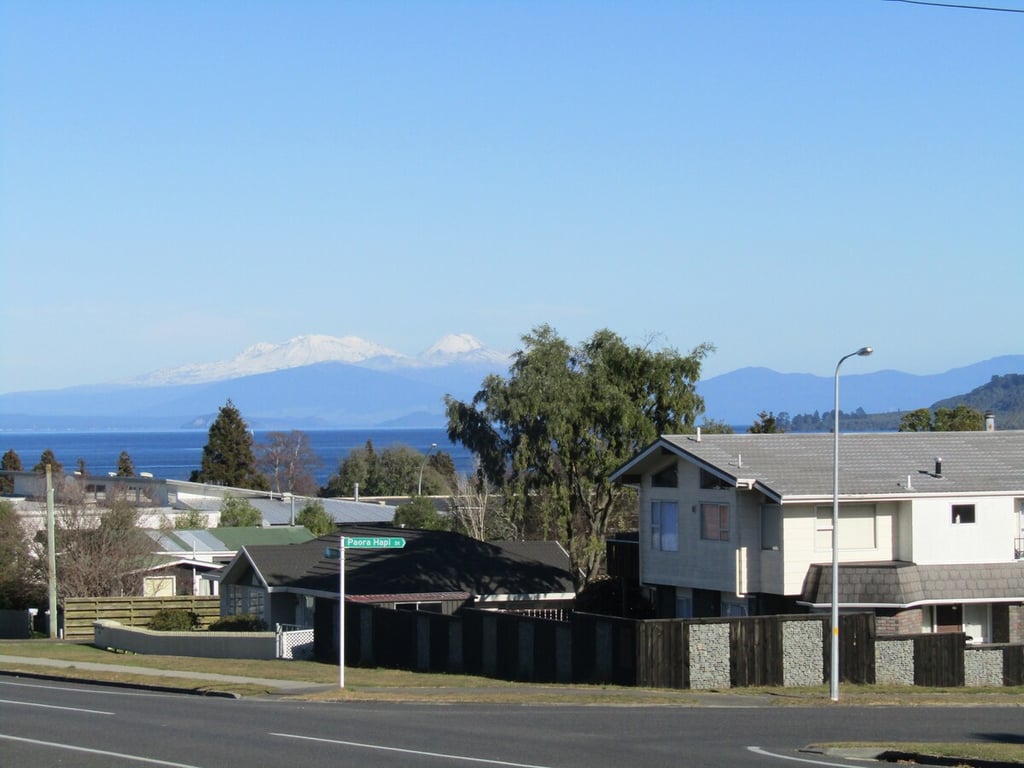 Tui'S Rest - Sunny 2-Bedroom Taupo Unit Walk To Town