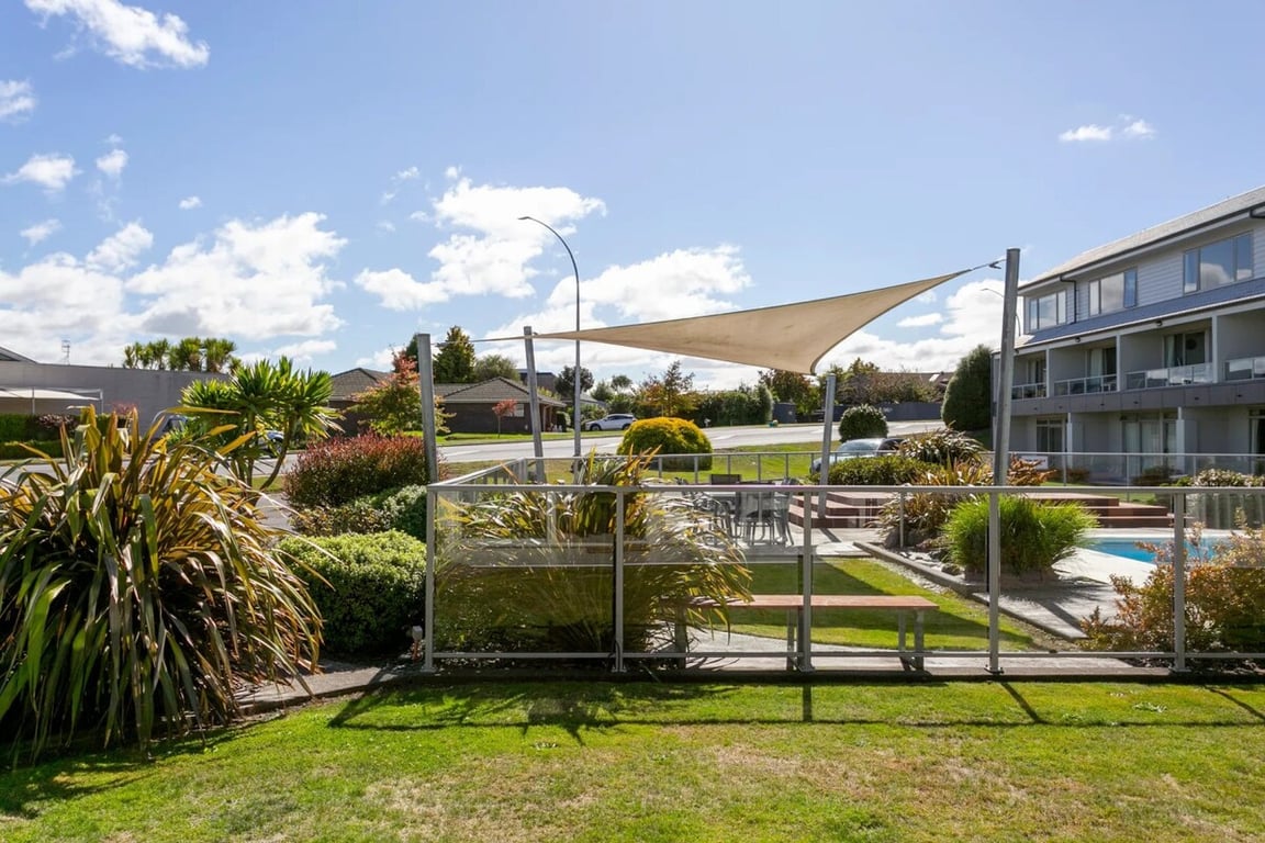 Lakeside Gem - Your Modern Retreat