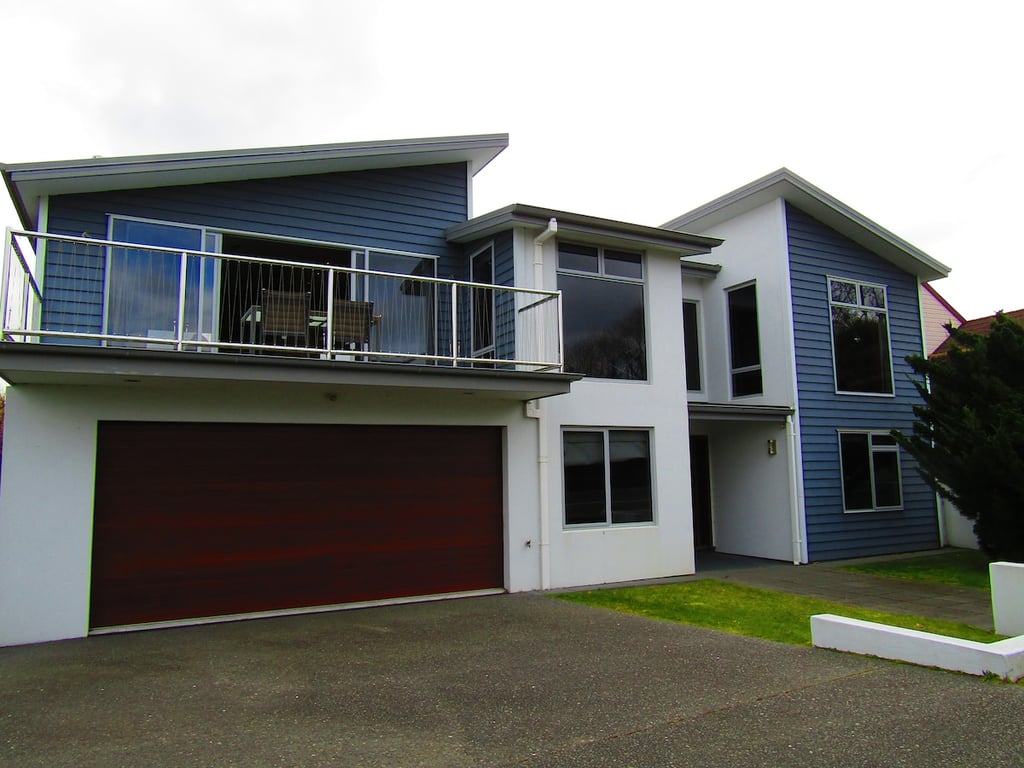 Elevated Taupo Views - Modern Family Home