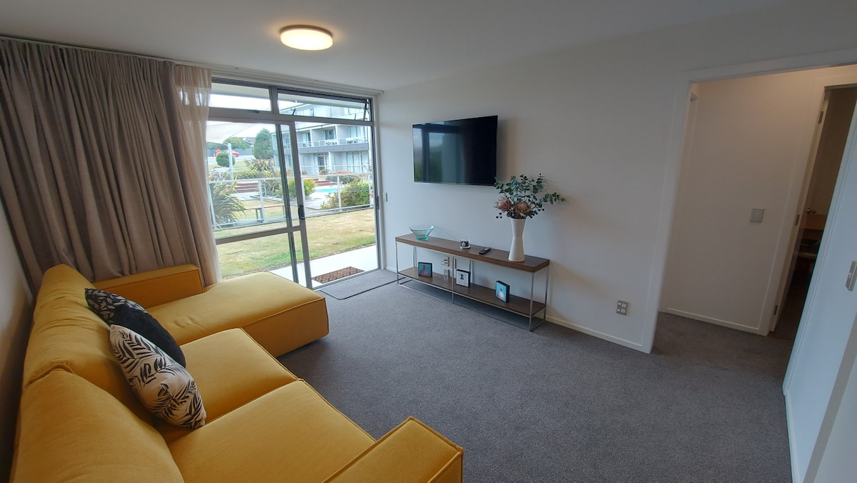 Lakeside Gem - Your Modern Retreat