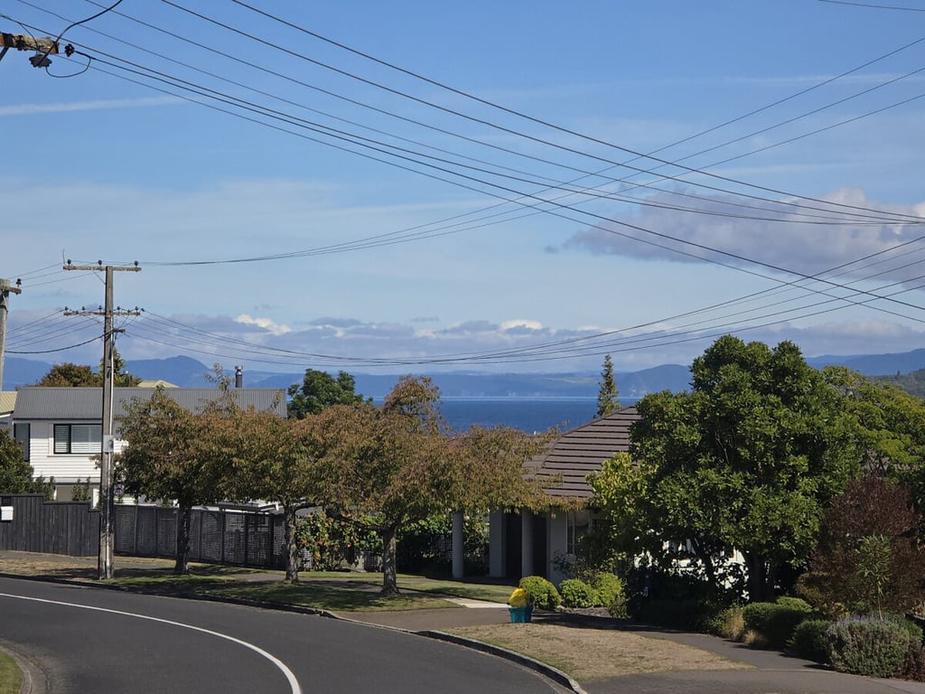 Pencarrow Lodge - Classic Kiwi Bach Close To Lake