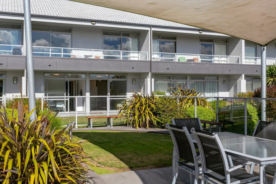 Lakeside Gem - Your Modern Retreat