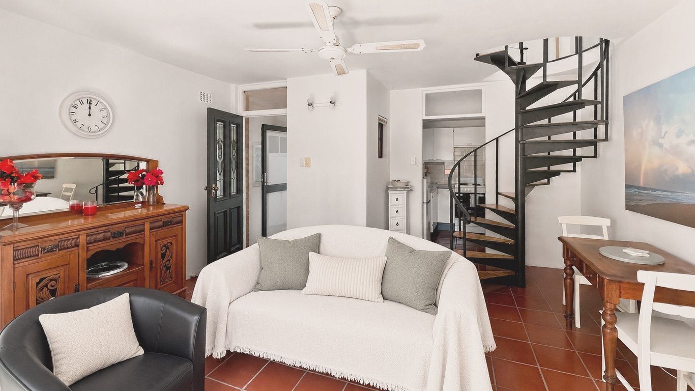 EST11 - Balmoral Breeze | Leafy 2-Bed Duplex Garden Apartment Near the Beach