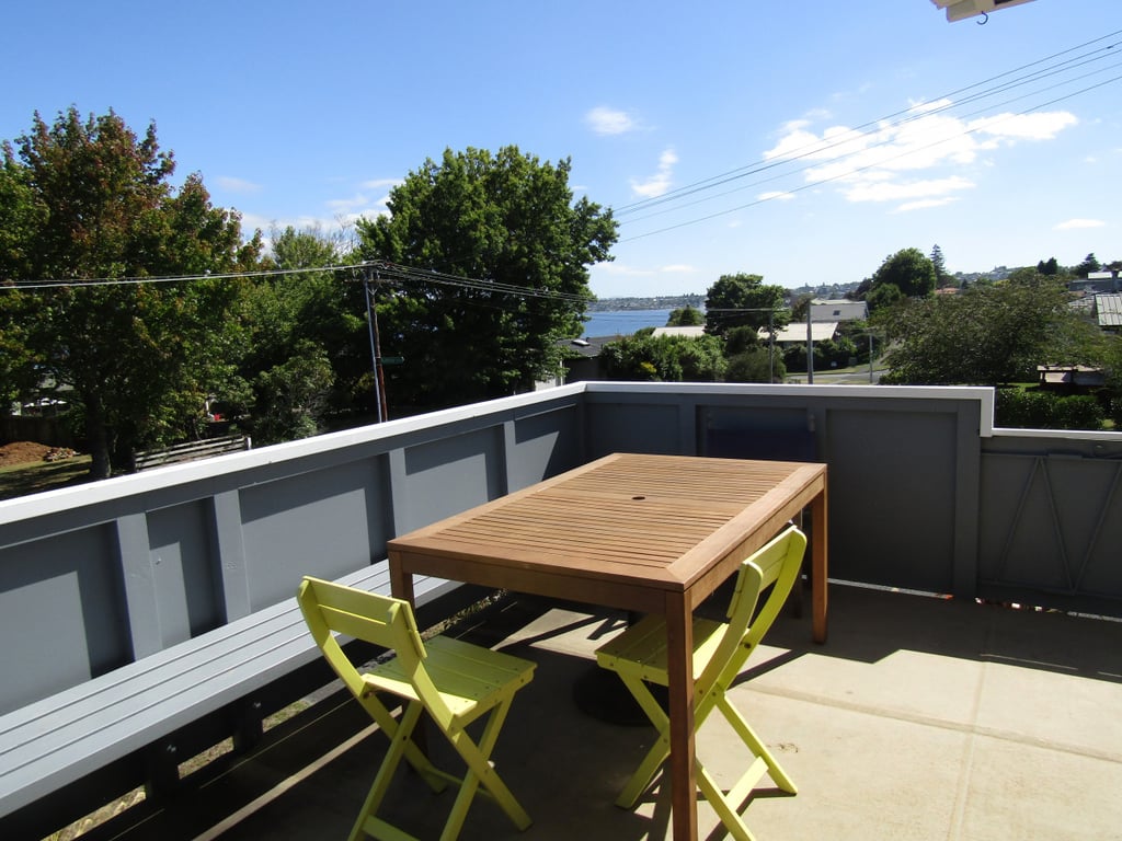 Rainbow Point Pad - Large Elevated Bach With Lake And Mountain Views Free Wi-Fi