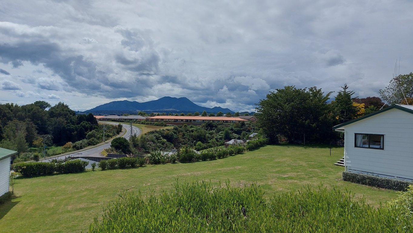 The Lake House - Wharewaka Point Bach
