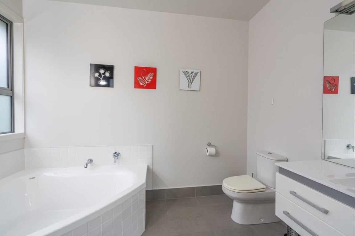 Large Modern Home Great Location & Has Wifi