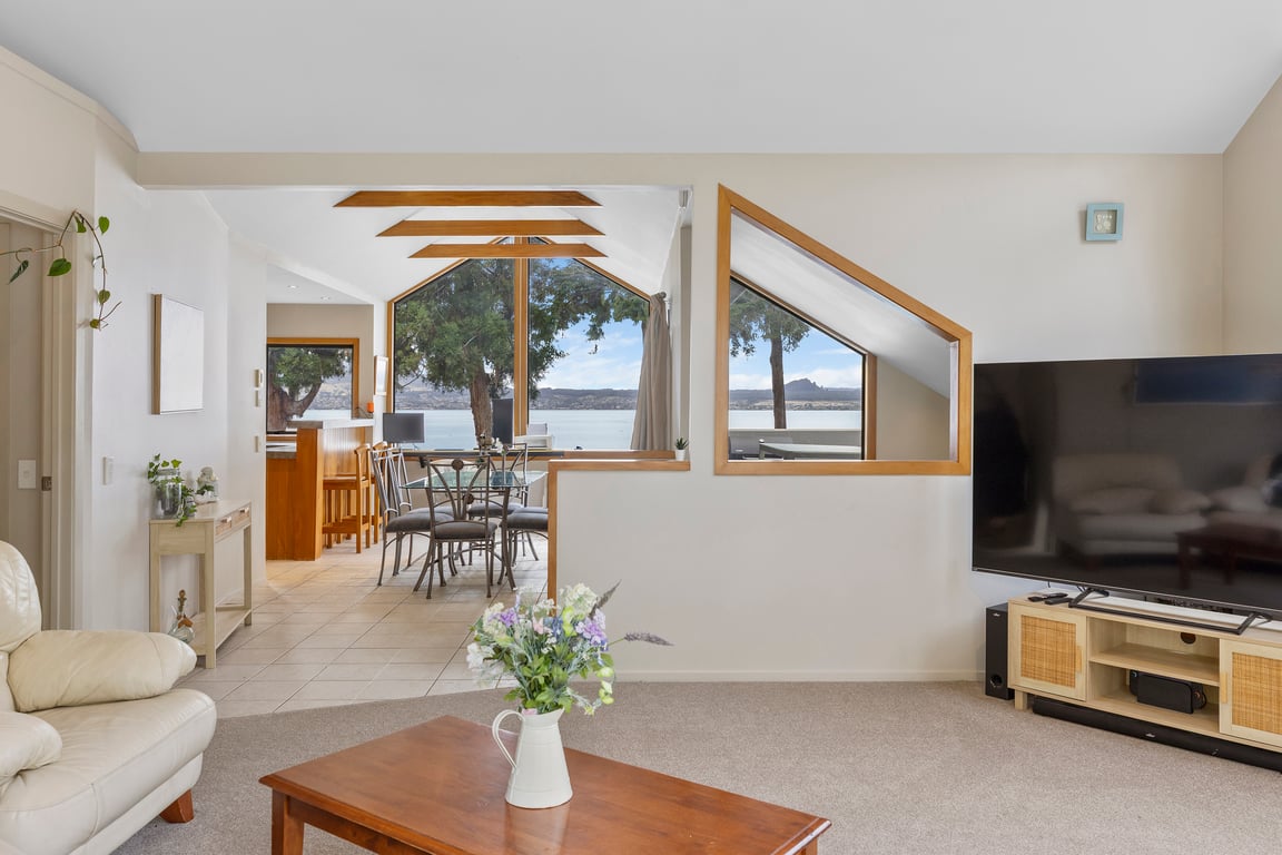 Acacia Bay, Lakeside Retreat