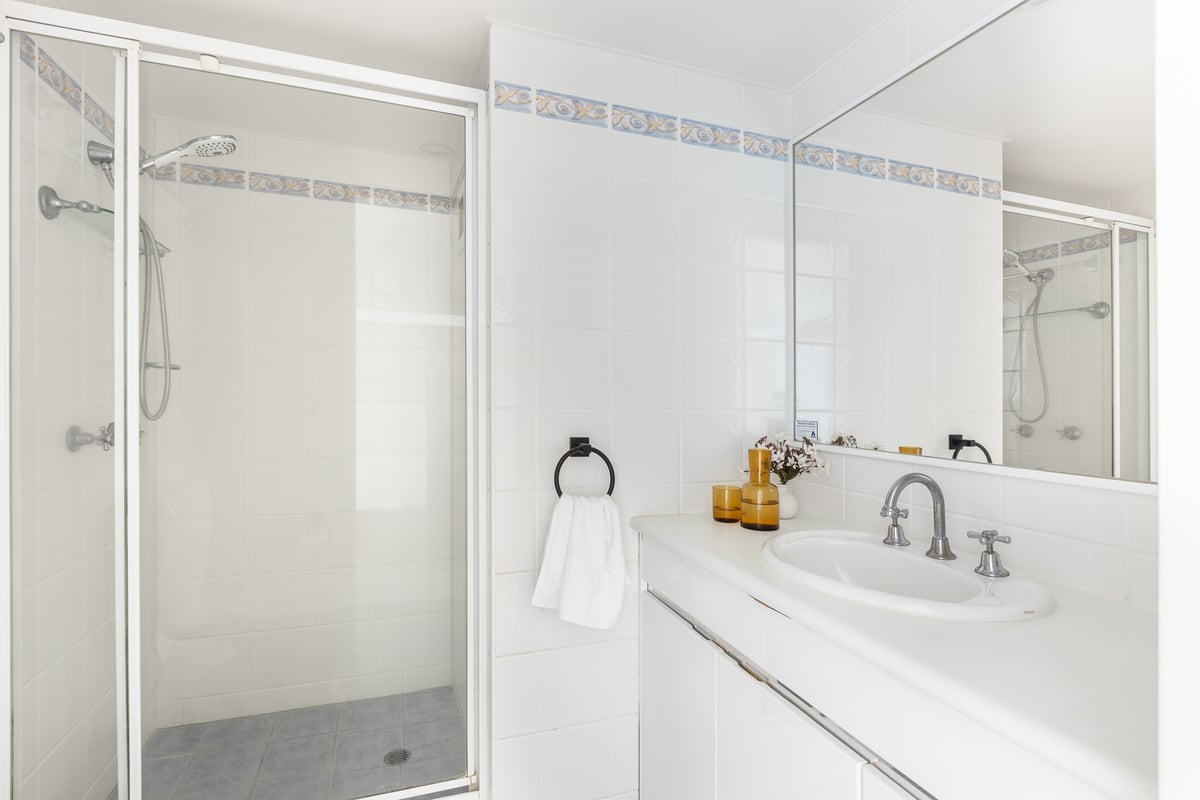 Apartment 25 Level 8 - 2 Bedroom Superior Apartment, Centre Unit