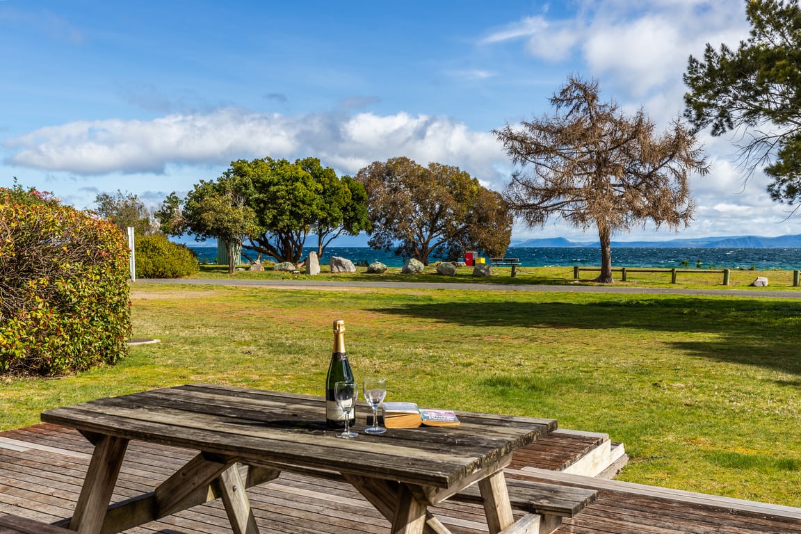 Classic Kiwi Bach By The Lake – Family Friendly In Five Mile Bay