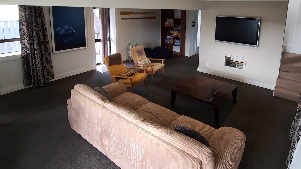 Spacious Family Home With Wi-Fi & Walk To The Lake