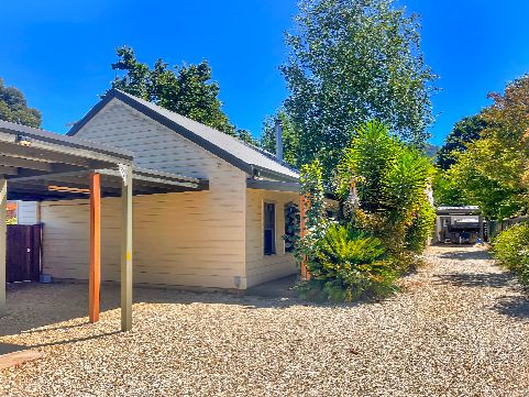 River Rock Cottage  Centrally located and Dog friendly