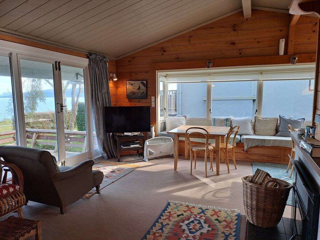 Beach Magic - Large Lakeside Home With Wi-Fi