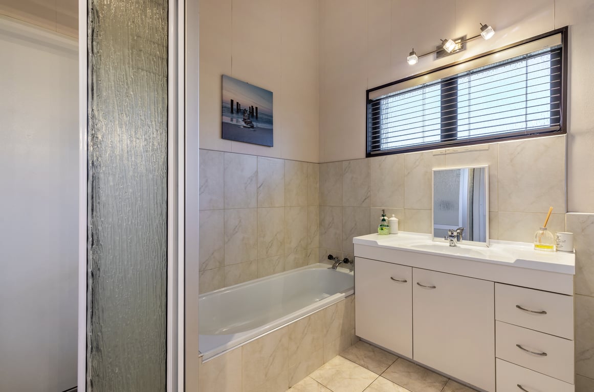 Riverside Villa - Spacious Stunning Location