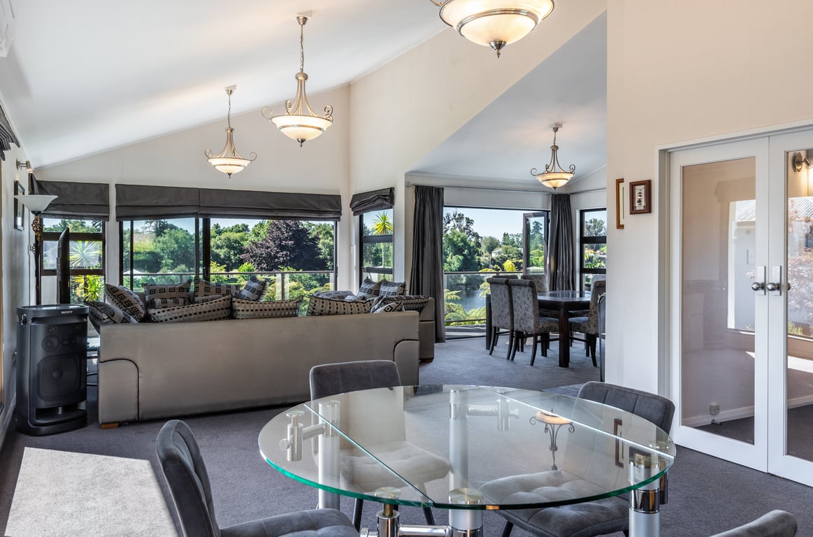 Riverside Villa - Spacious Stunning Location