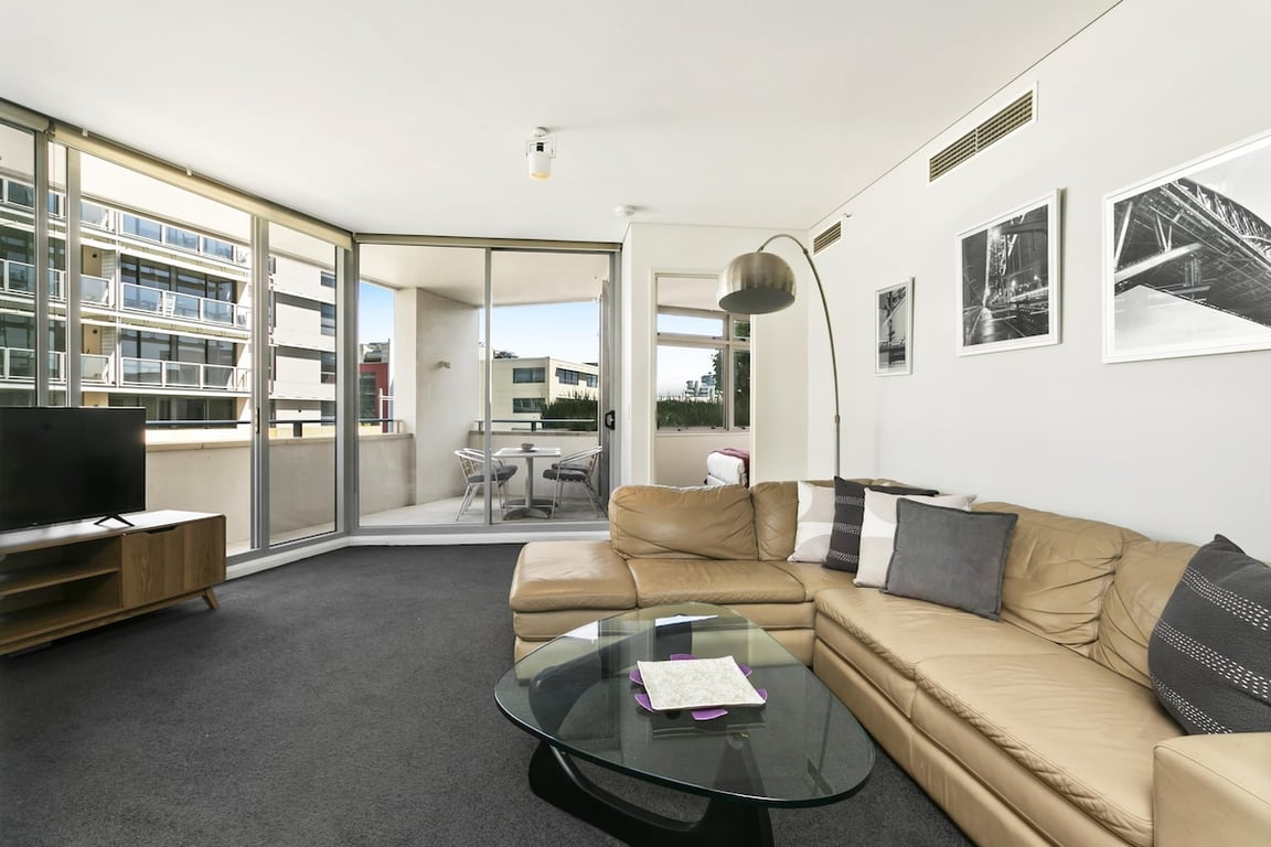 SHE35 - CBD Crib | Water Glimpses Meets Poolside Living