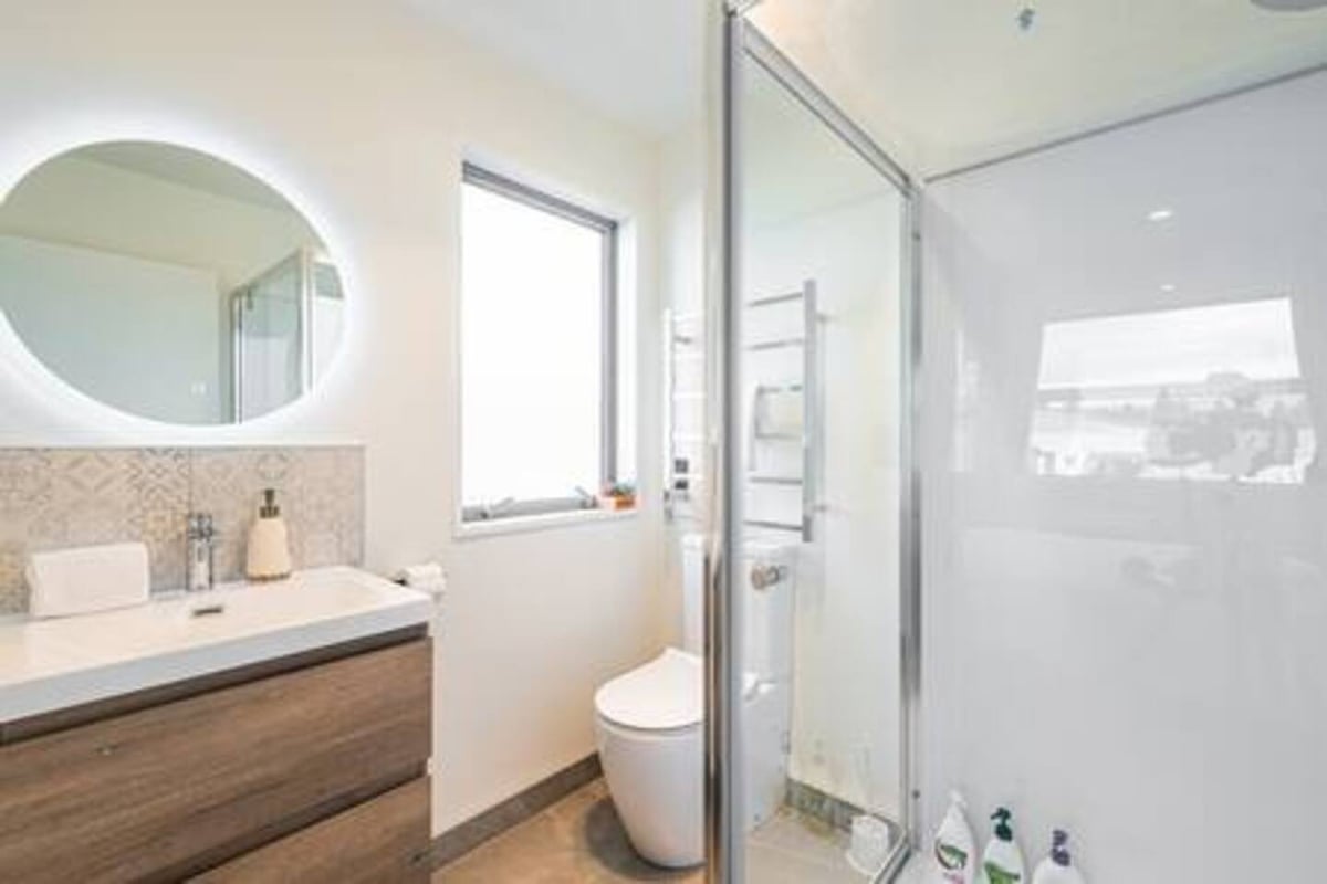 New, family friendly warm unit, mountain view