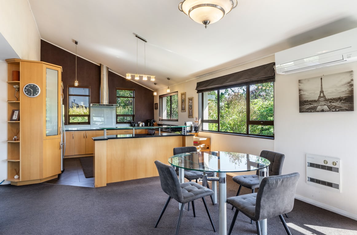 Riverside Villa - Spacious Stunning Location