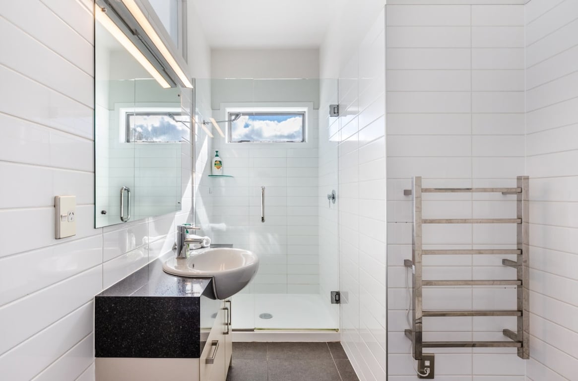 Modern Two Bedroom Apartment Great Location