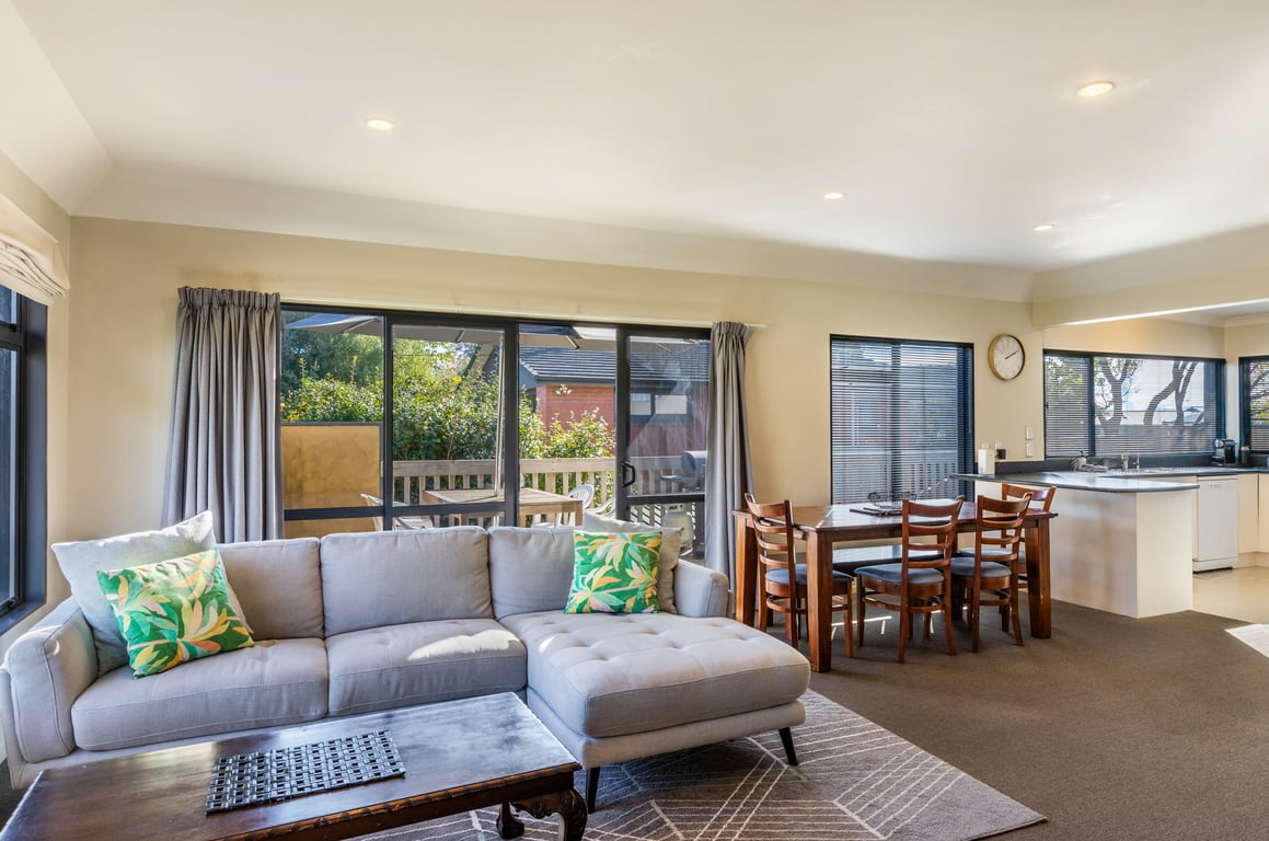 Hawai Holiday House - Large Family Bach - Wi-Fi