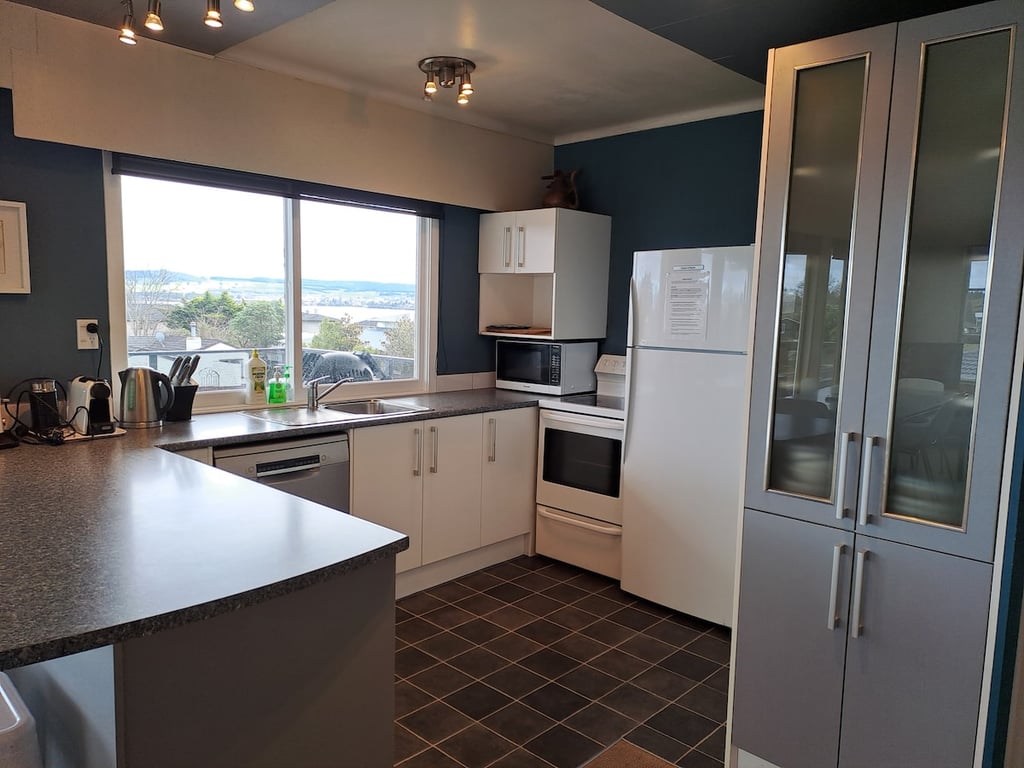 Large Home In Richmond Heights Includes Wifi