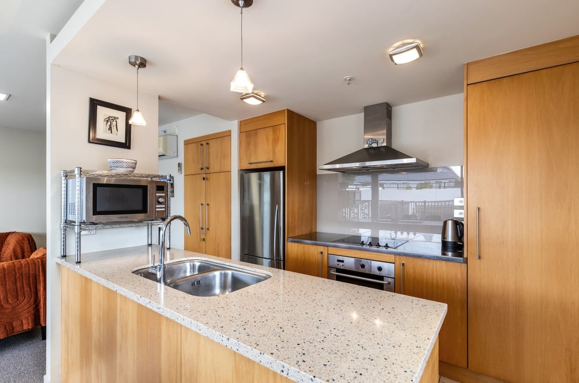 Central Stylish Apartment - Walk To Lake Shops & Cafes