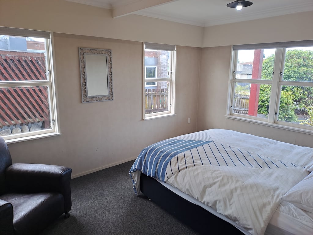Large Home In Richmond Heights Includes Wifi