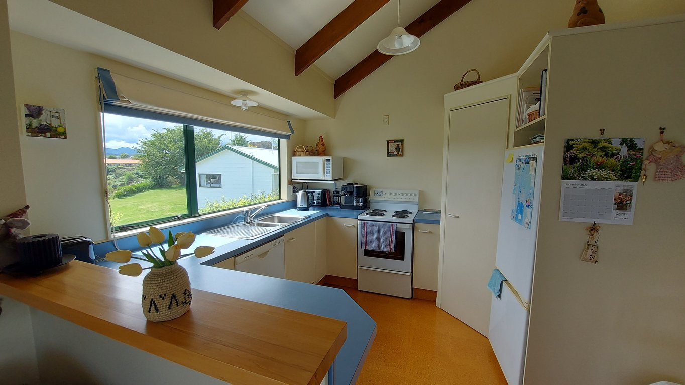 The Lake House - Wharewaka Point Bach