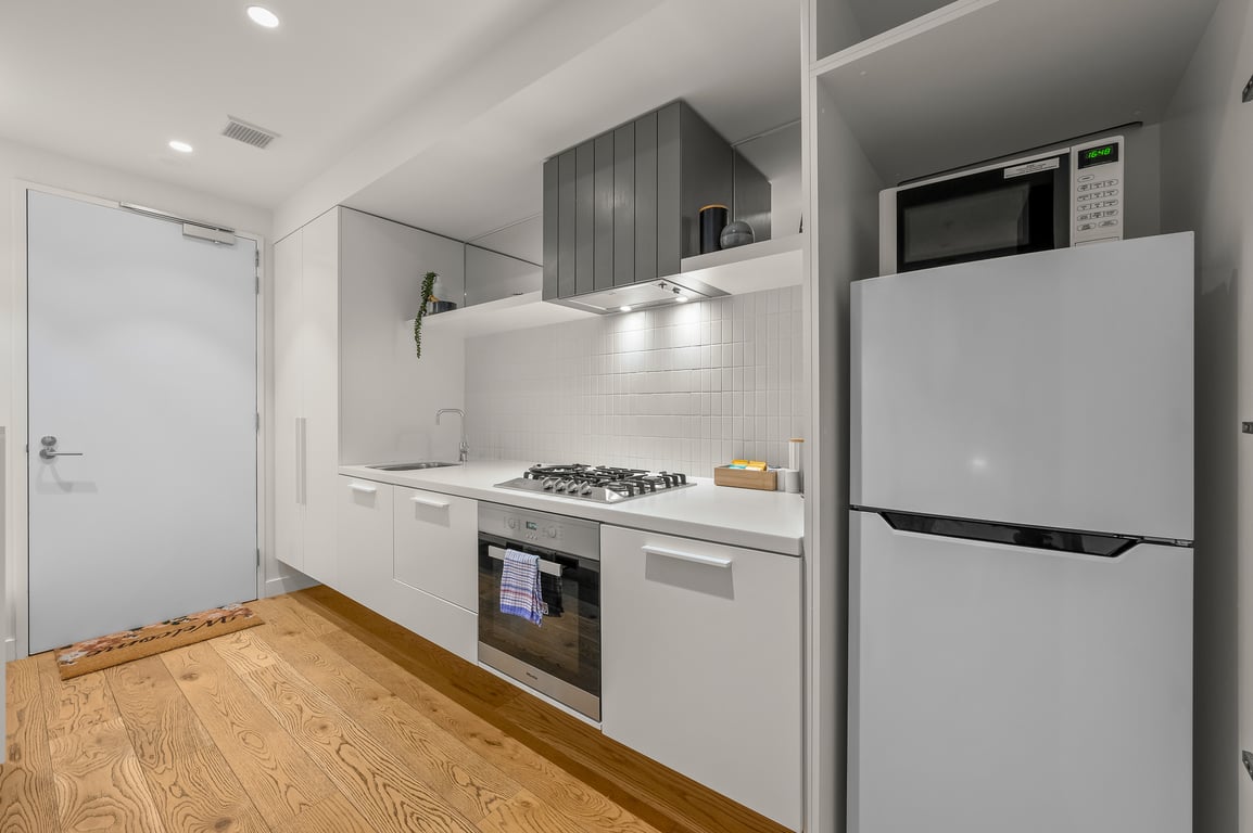 Unwind with Beautiful Albert Park and Hobsons Bay Views! 2 Bedrooms | 2 Bathrooms | Free Parking