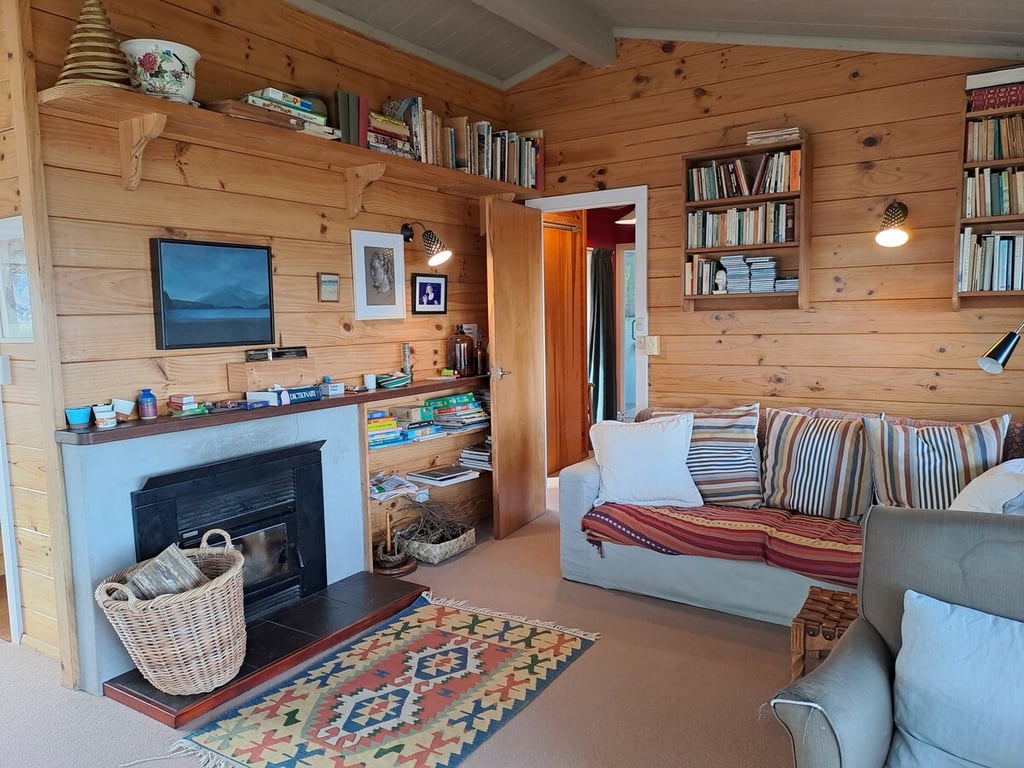 Beach Magic - Large Lakeside Home With Wi-Fi