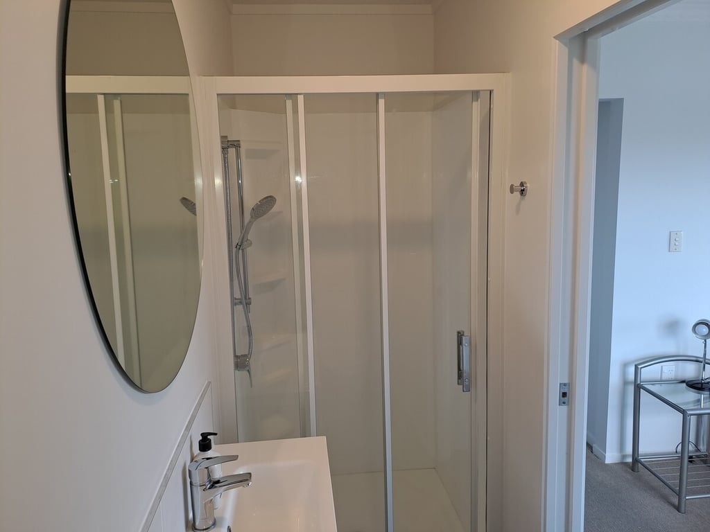 Large Home In Richmond Heights Includes Wifi
