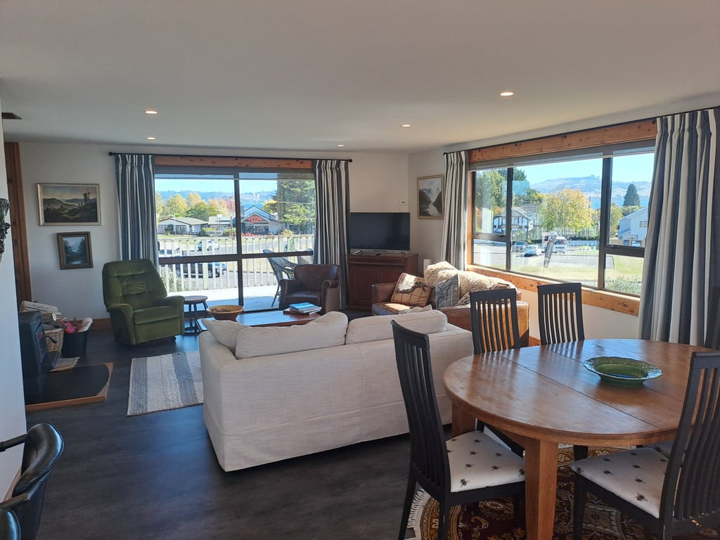 Grace Crescent - Large And Modern Family Home