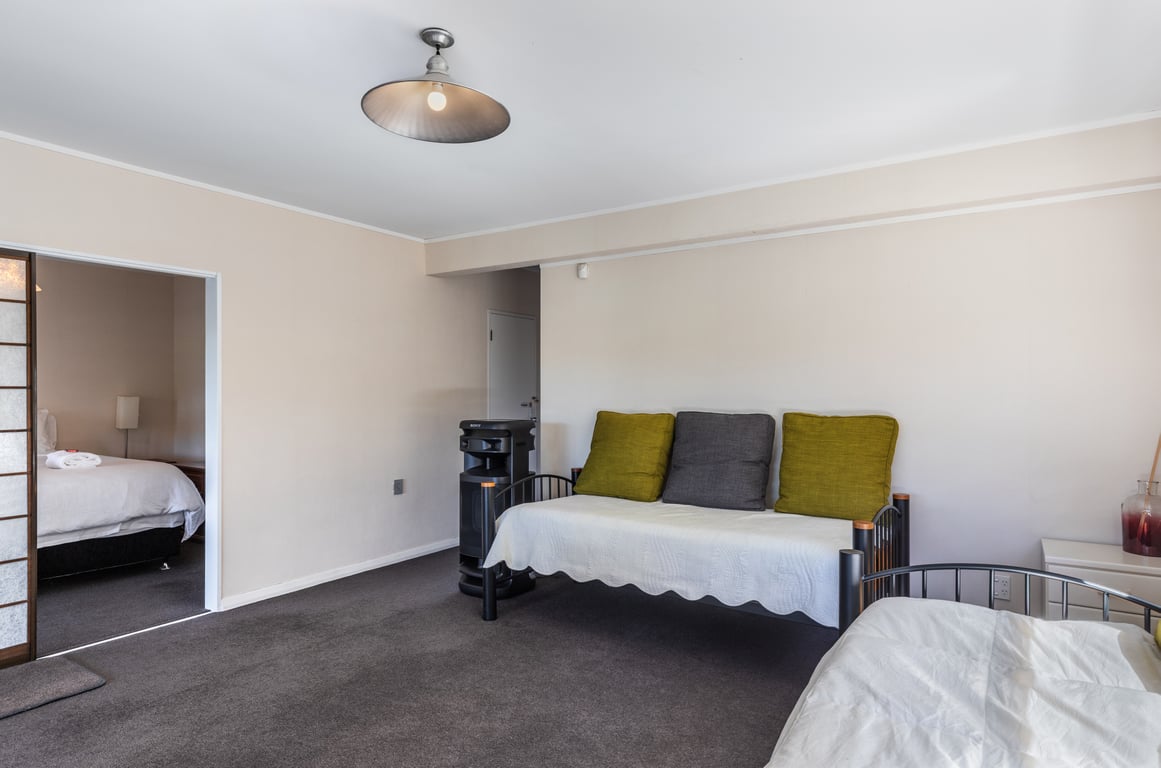 Riverside Villa - Spacious Stunning Location