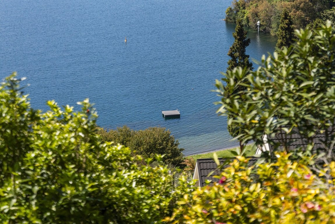 Acacia Cottage - Lake Views & Laid-Back Living