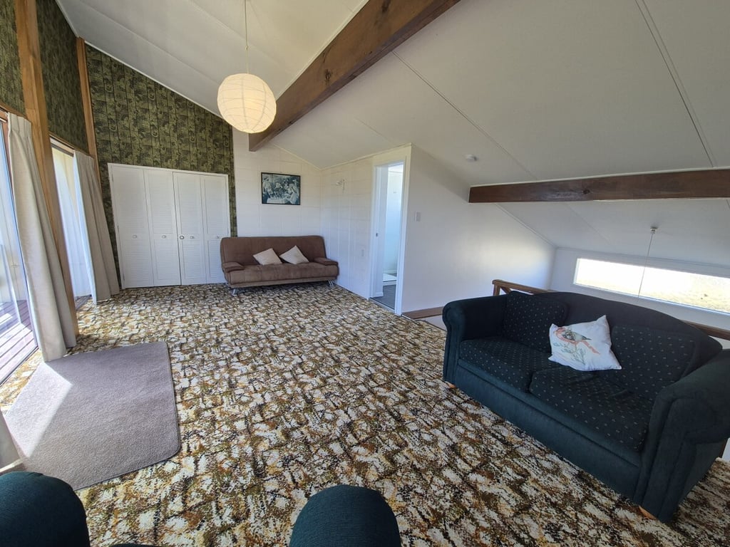 Classic Kiwi Bach By The Lake – Family Friendly In Five Mile Bay