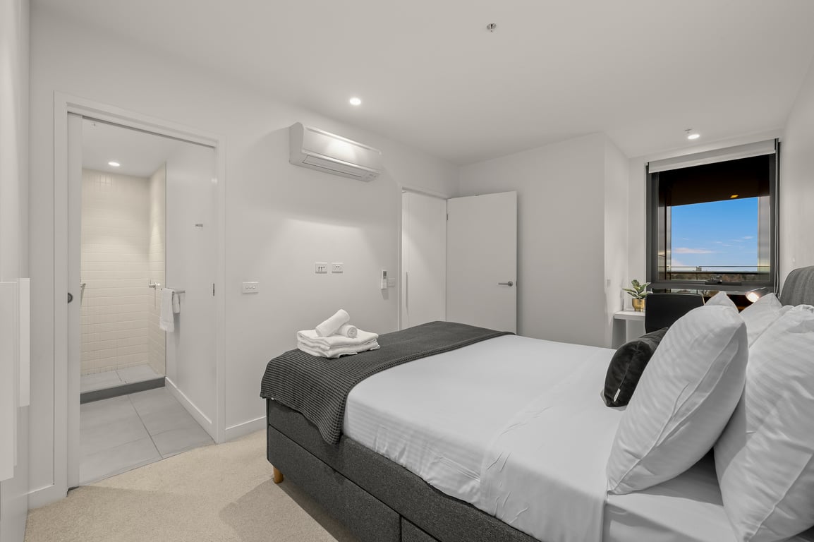 Unwind with Beautiful Albert Park and Hobsons Bay Views! 2 Bedrooms | 2 Bathrooms | Free Parking