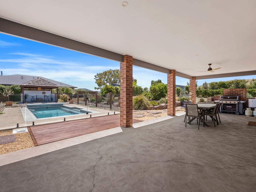 Dan's Rise - Family home with pool