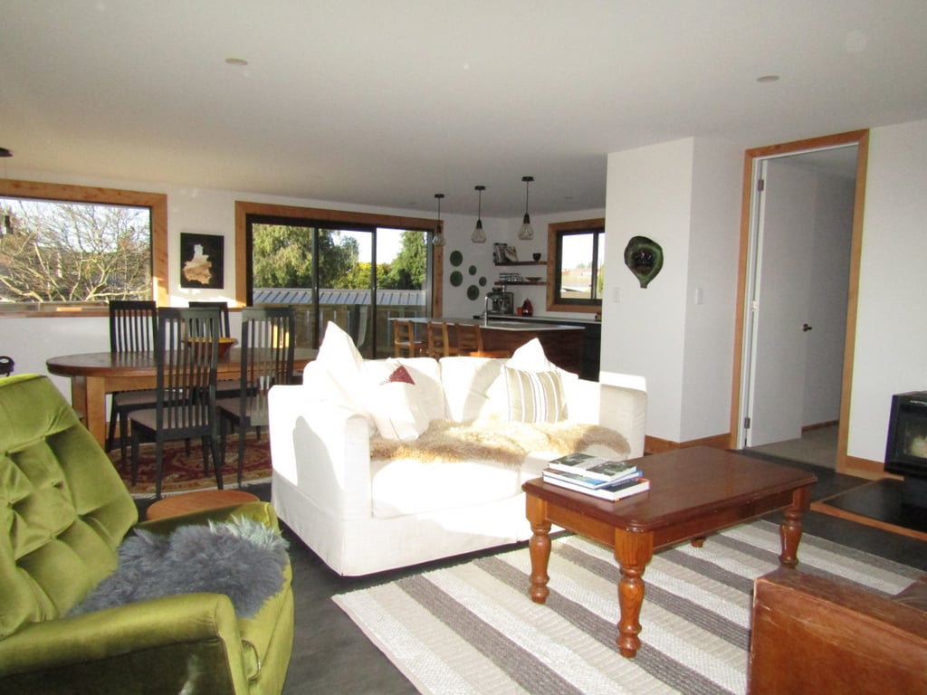 Grace Crescent - Large And Modern Family Home