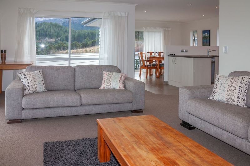 Hillside Hideaway (Pet Friendly) 