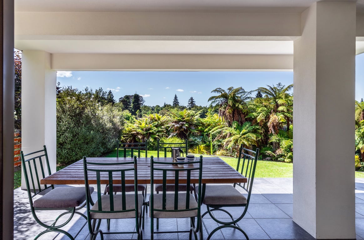 Riverside Villa - Spacious Stunning Location