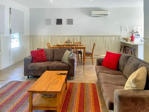 River Rock Cottage  Centrally located and Dog friendly